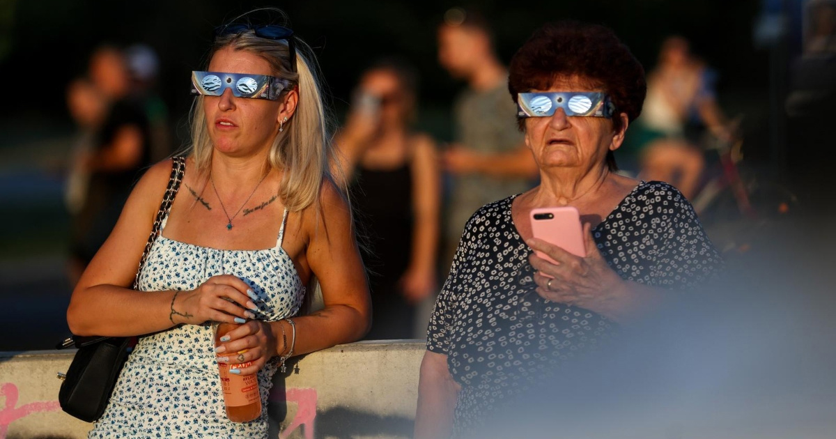 FOTO Naočale za pomrčinu bile su hit. Pogledajte ekipu koja ih je uspjela nabaviti