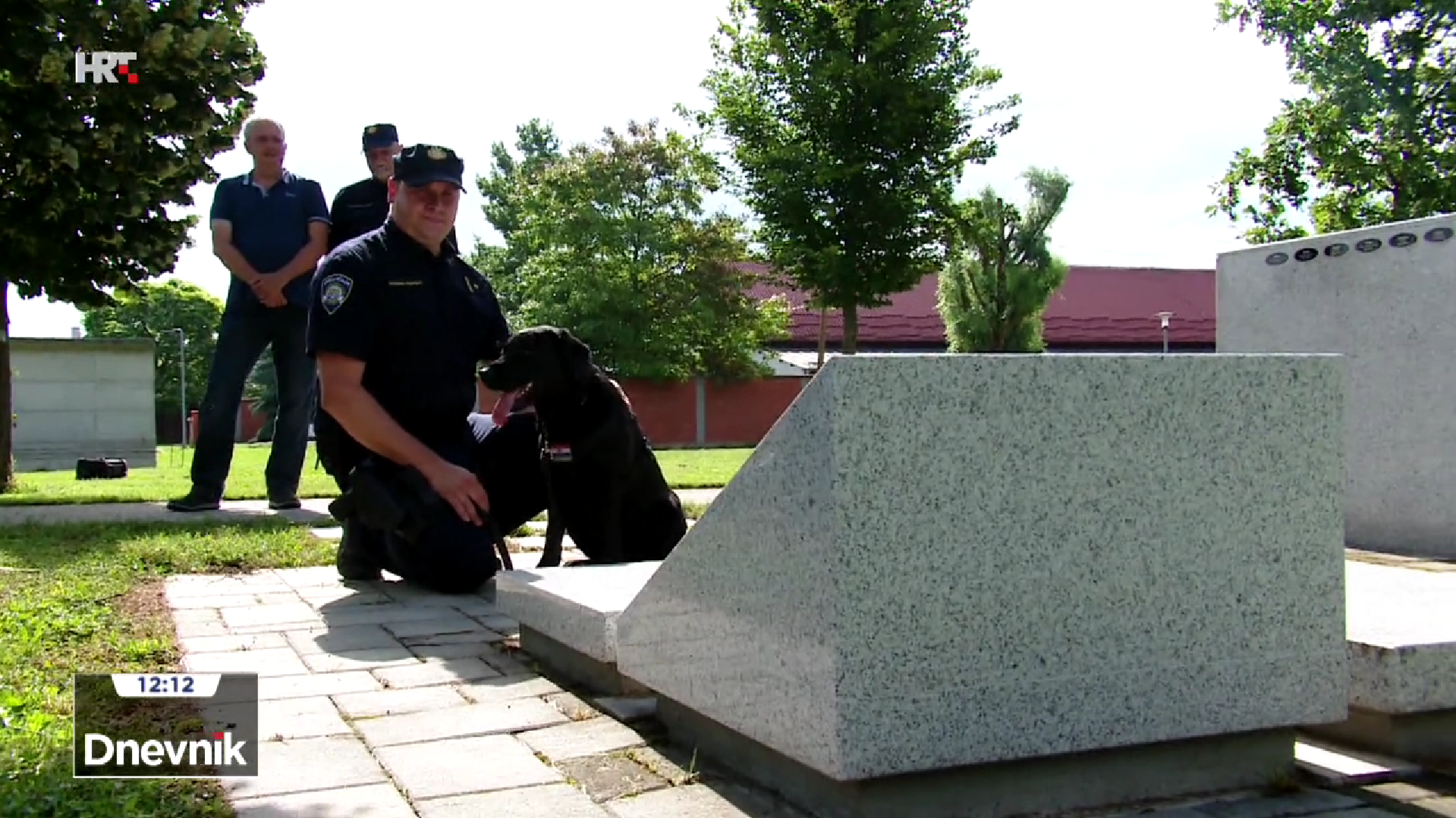 Policajac Ivan na Spomengaju odao počast svom nekadašnjem službenom psu