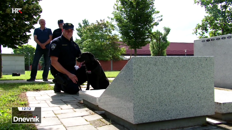 Policajac Ivan na Spomengaju odao počast svom nekadašnjem službenom psu