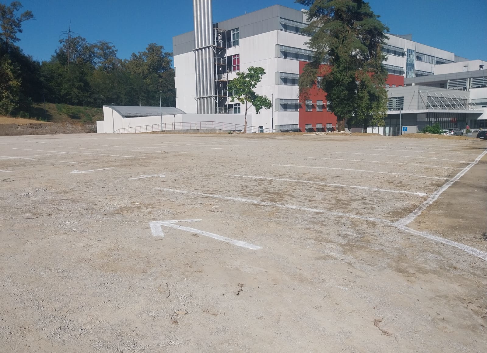 Odsad više mjesta za pacijente na parkiralištu zabočke bolnice