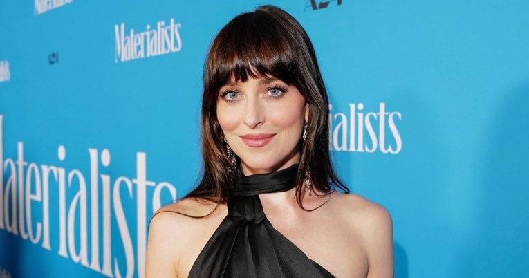 Dakota Johnson koristi serum od 22 eura koji "briše" bore oko očiju, kažu kupci