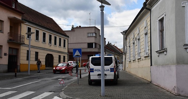 Biciklist se u Požegi zabio u parkirani auto i pao. Umro od zadobivenih ozljeda