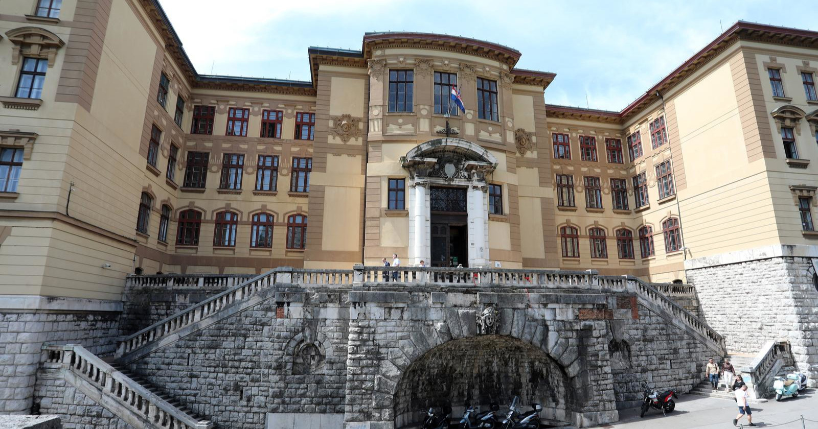 Počelo suđenje za silovanja u vjerskom društvu Omnia Deo