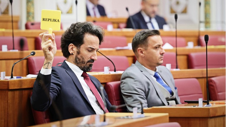 Mostov Miletić: 5000 ljudi na Baniji i dalje je u kontejnerima