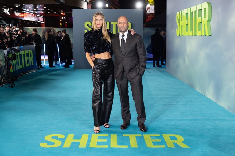 Jason Statham na premijeru novog filma došao s 20 godina mlađom zaručnicom