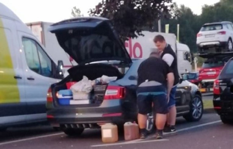 Bloger Krule snimio turiste kako toče svoje gorivo na benzinskoj: "Nisu Česi"