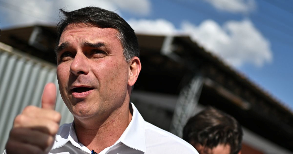 Bolsonaro pri kratkom izlasku iz zatvora podržao sina za budućeg predsjednika Brazila