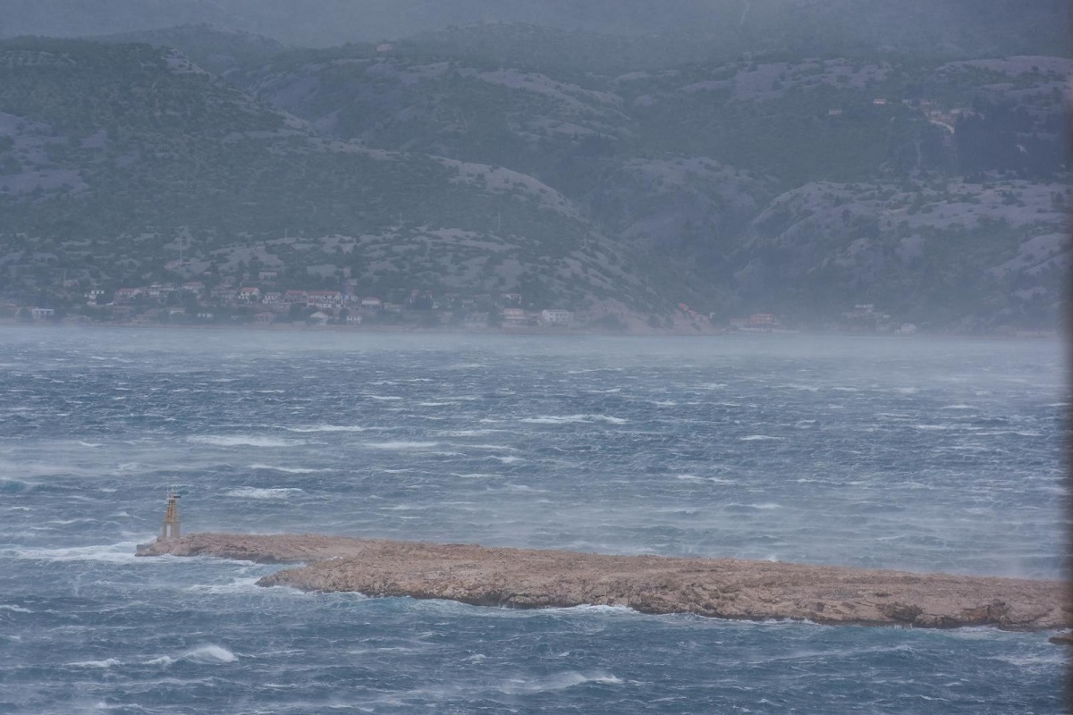 Olujni vjetar radi velike probleme u prometu na obali