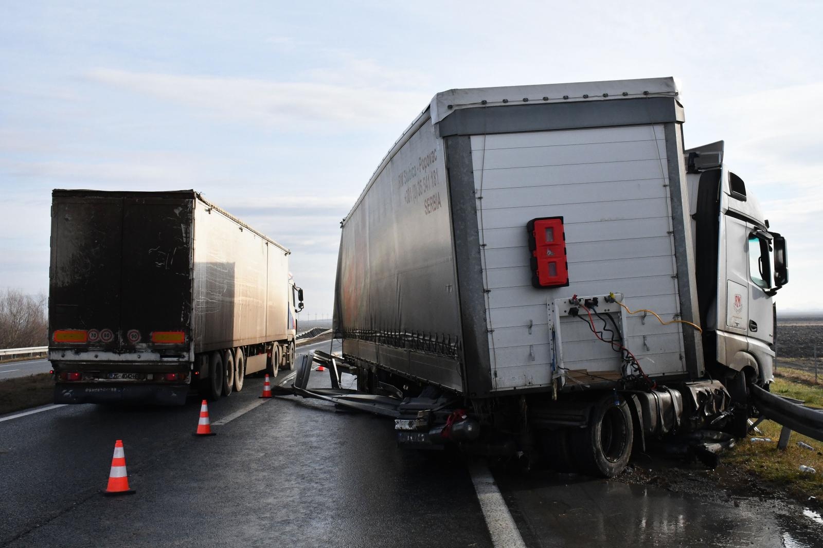 FOTO Velika nesreća na A3, kamion razbio ogradu, objavljeni su detalji