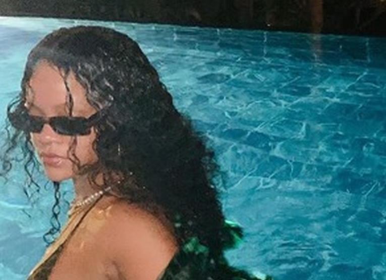 "Najbolje grudi": Rihanna ovim fotkama riskira da joj Instagram blokira profil