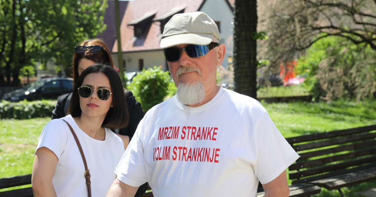 Tijekom Plenkovićeva posjeta Samoboru pažnju privukao prolaznik s porukom na majici
