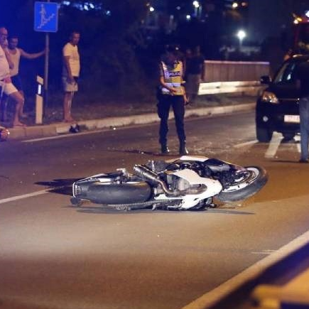 Teška prometna u Omišu. Jedan poginuo u padu s motora, drugom se bore za život