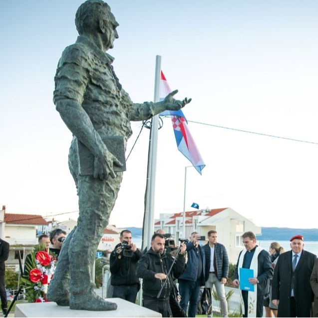 Tuđman je dobio još jedan spomenik. Na koga vam sliči ovaj?