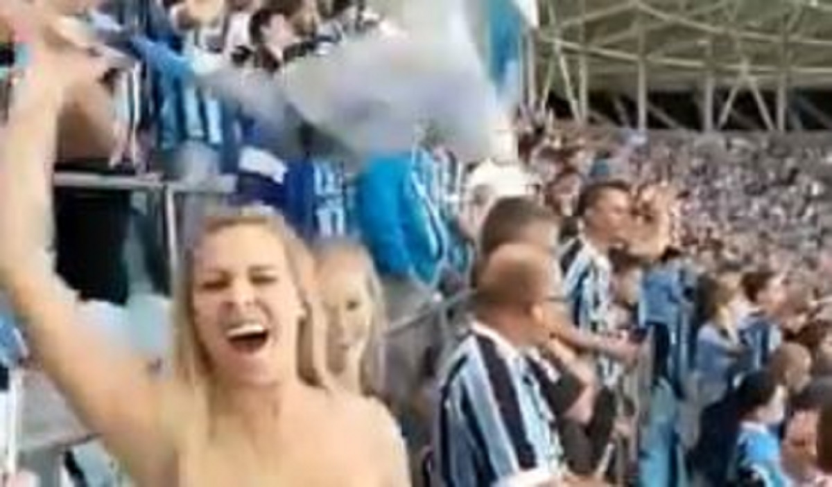VIDEO Pokazala gole grudi da proslavi gol, novinar iz protesta napustio studio
