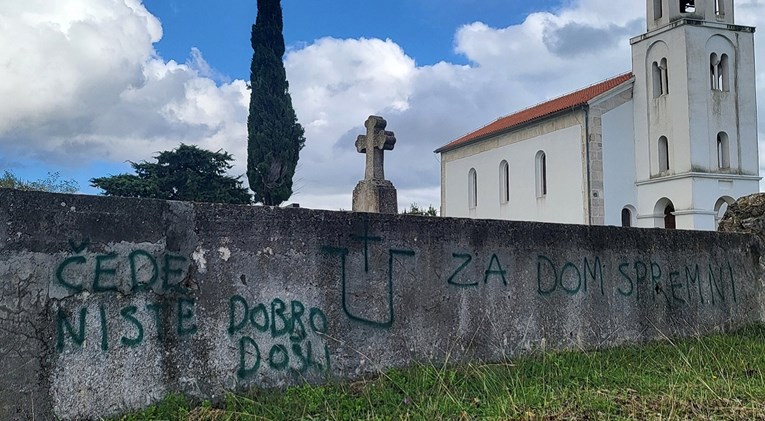 FOTO Groblje u Dalmaciji išarano ustaškim "U" i svastikama: "Četnici, odlazite"