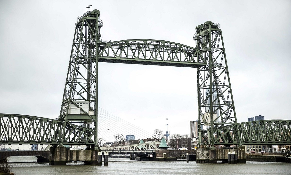 Stanovnici Rotterdama pozivaju na gađanje Bezosove superjahte trulim jajima