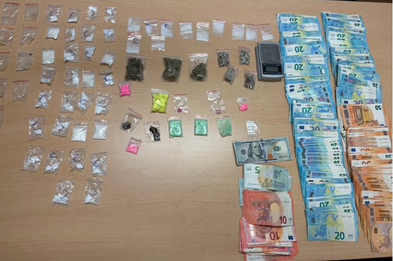 U Tisnom s drogom pali Britanac i Nizozemac. Policiju alarmiralo sumnjivo ponašanje
