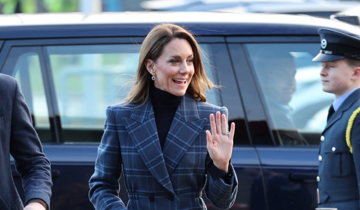 Kate Middleton odabrala je karirani kaput i izgleda besprijekorno