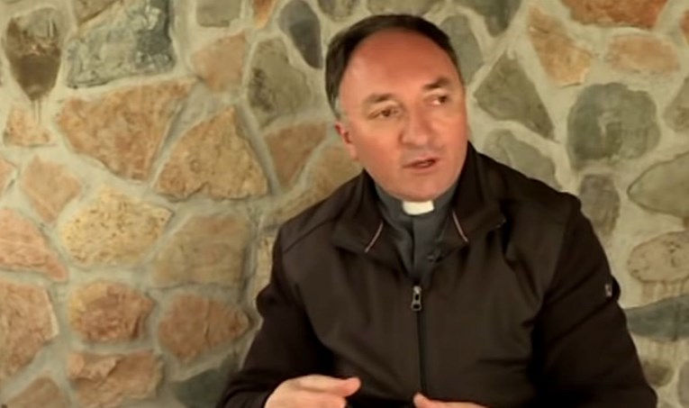 Župnik iz BiH tvrdi da neće zatvarati crkvu, a kao lijek protiv bolesti preporučuje krunicu