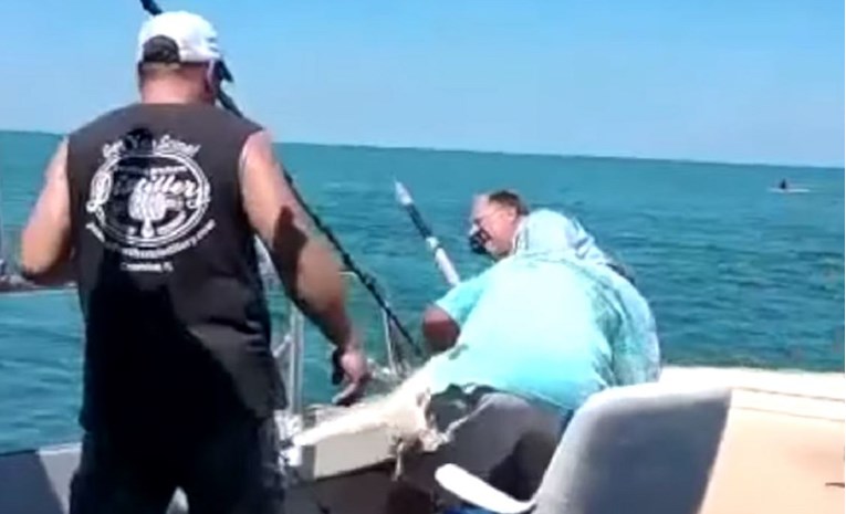 Kapetan pomagao ribičima izvući ulov, doživio incident koji neće brzo zaboraviti