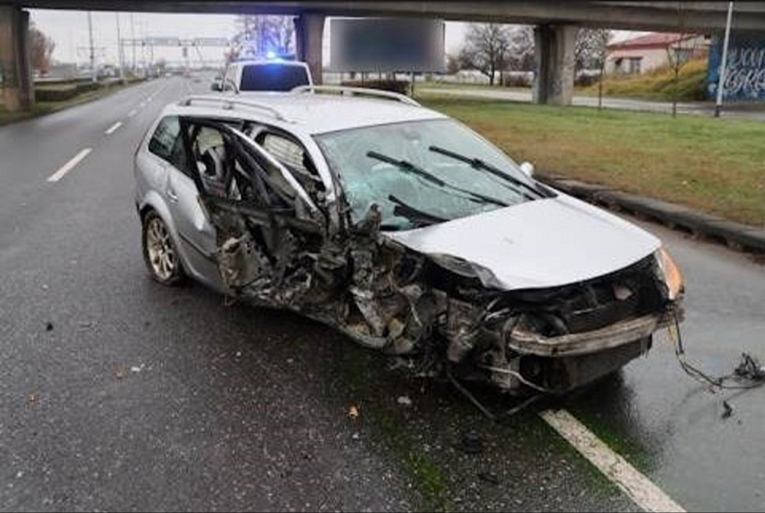 FOTO Pijan, bez pojasa i vozačke se zabio u nadvožnjak u Novom Zagrebu. Uhićen je