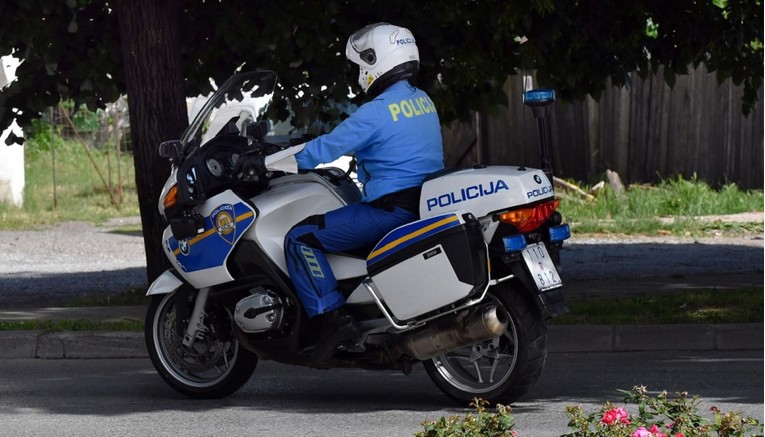 Mladić u Požegi u dvorištu napao policajca. Udarao ga u glavu i srušio na tlo