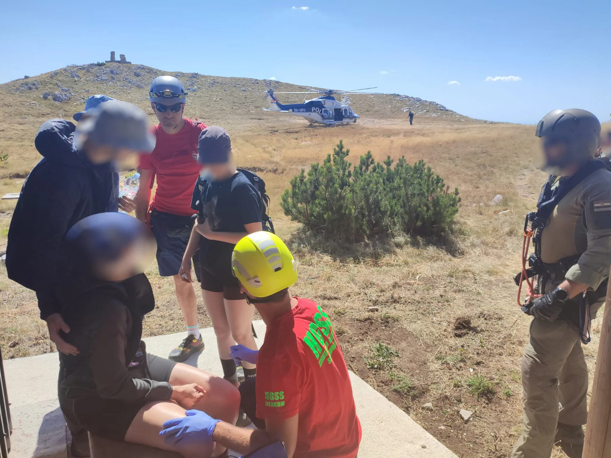 HGSS u helikopterskoj akciji spasio ozlijeđenu stranu planinarku na Dinari