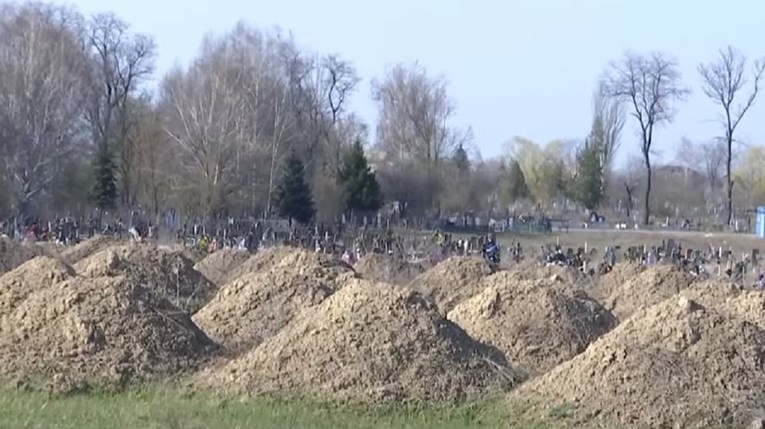 Ukrajinski grad iskopao 600 novih grobova da uplaši ljude kako bi ostali doma