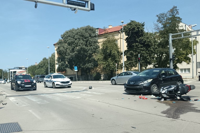 U Zadru se sudarili motor i auto