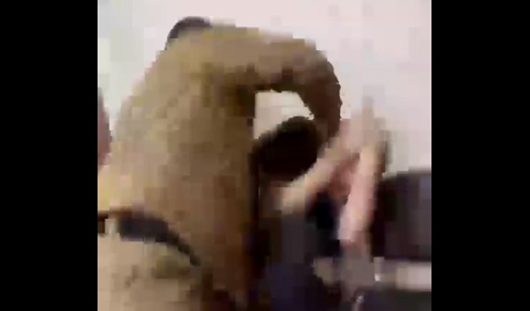 VIDEO Kadirov objavio snimku na kojoj njegov sin mlati čovjeka koji je spalio Kuran