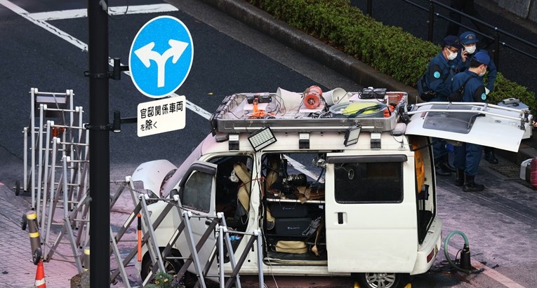 Bacao Molotovljeve koktele pa se zabio u barikade kod ureda japanskog premijera