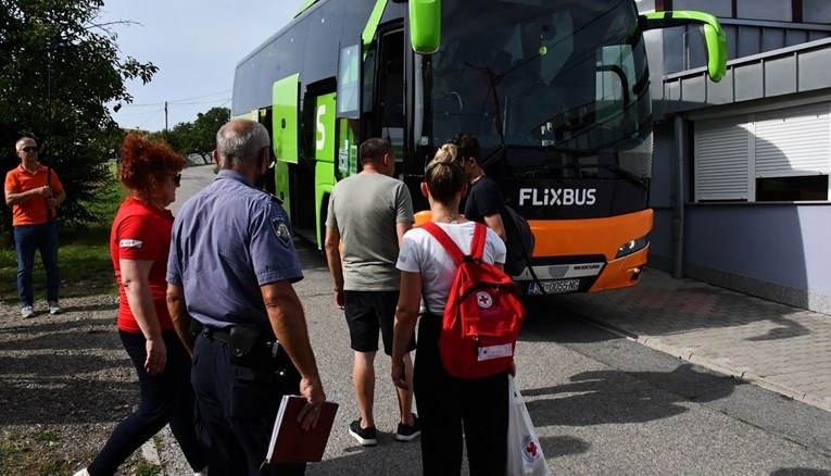 Dio putnika iz prevrnutog autobusa vraća se u Prištinu: "Danas je za njih tužan dan"