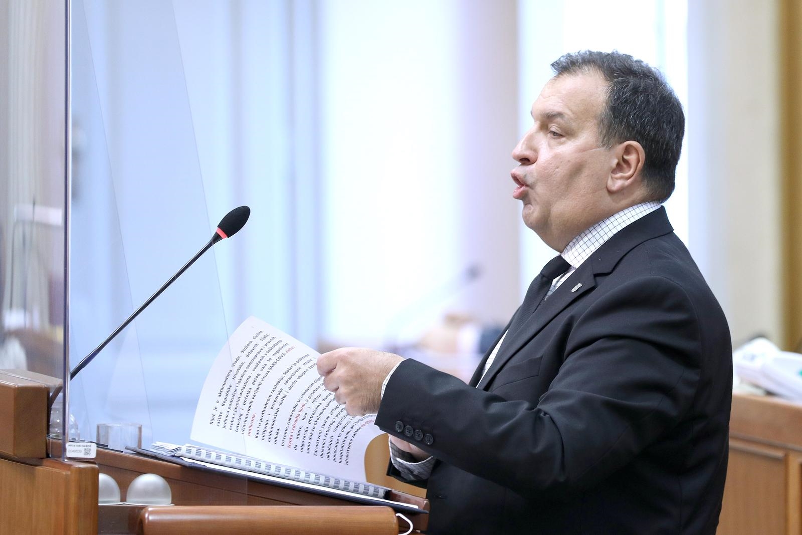 Beroš u saboru brani covid-potvrde