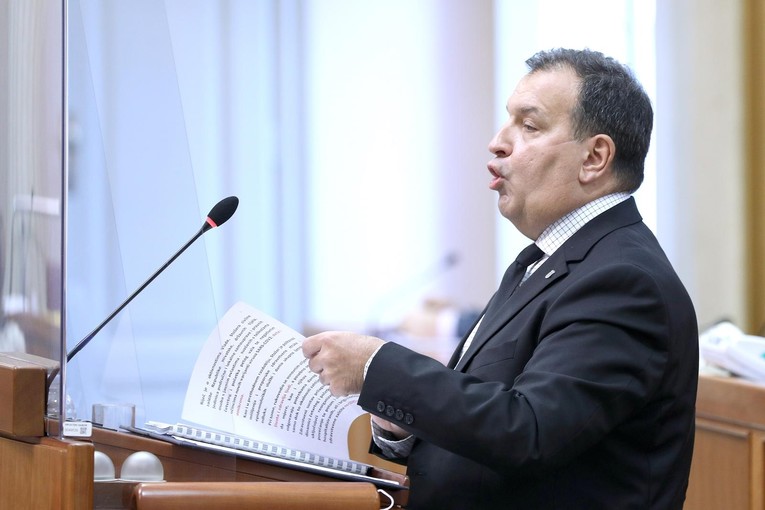 Beroš u saboru brani covid-potvrde
