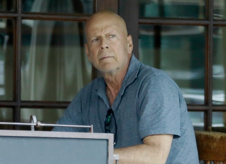 Bruce Willis snimljen prvi put otkad je objavljeno da mu je dijagnosticirana afazija