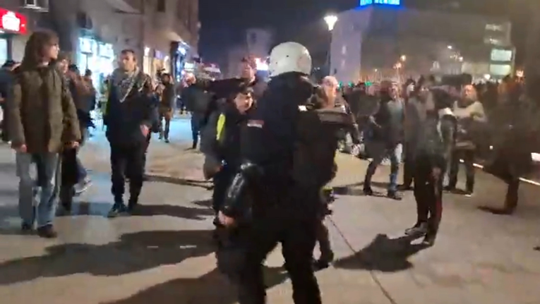 VIDEO Vučićevi batinaši napali studente i novinare. Prosvjednicima vikali "ustaše"