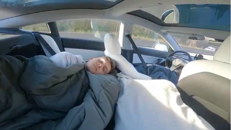 VIDEO Idiot drijemao u Tesli na autopilotu, a majka ga je snimila