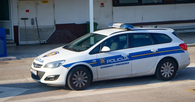 Policija završila s pretragama, visokorangirani policajac udaljen iz službe