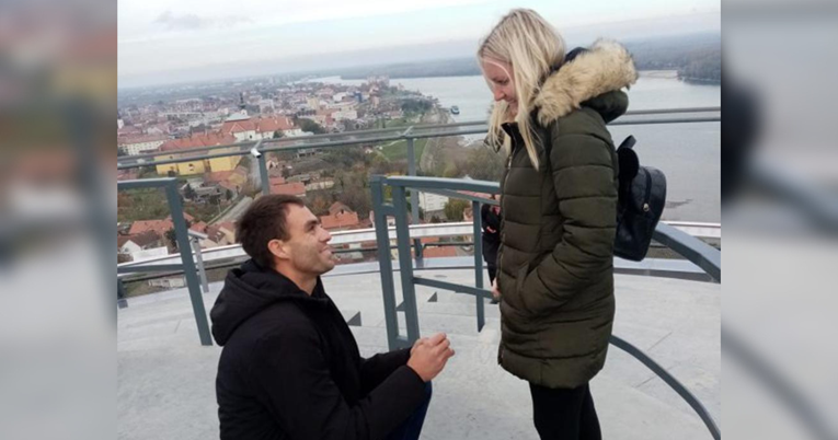 Romantični prizor iz Vukovara: Omišanin zaprosio djevojku na Vodotornju