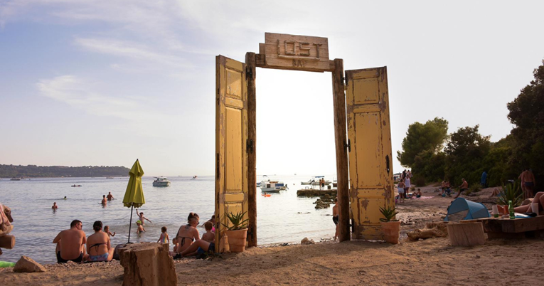 Ova uvala prije je bila zagađena i prljava, sad je jedna od najljepših plaža u Istri