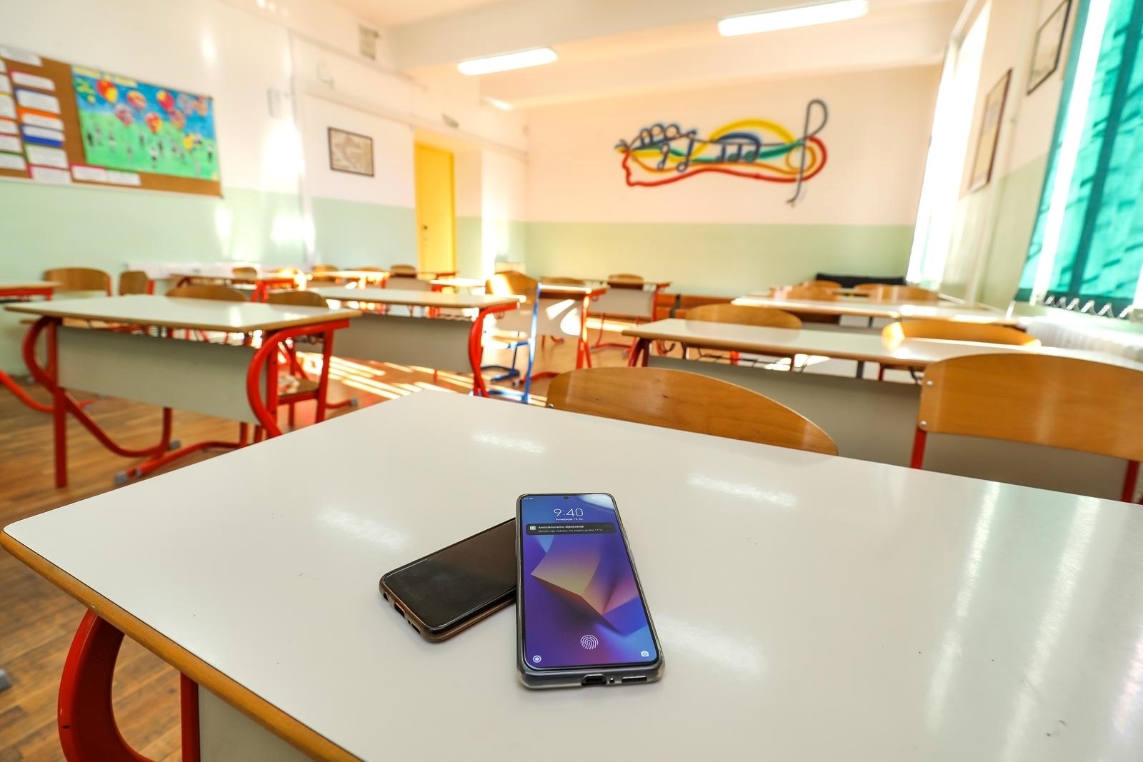 Katalonija potpuno zabranuje korištenje mobitela u osnovnim i srednjim školama