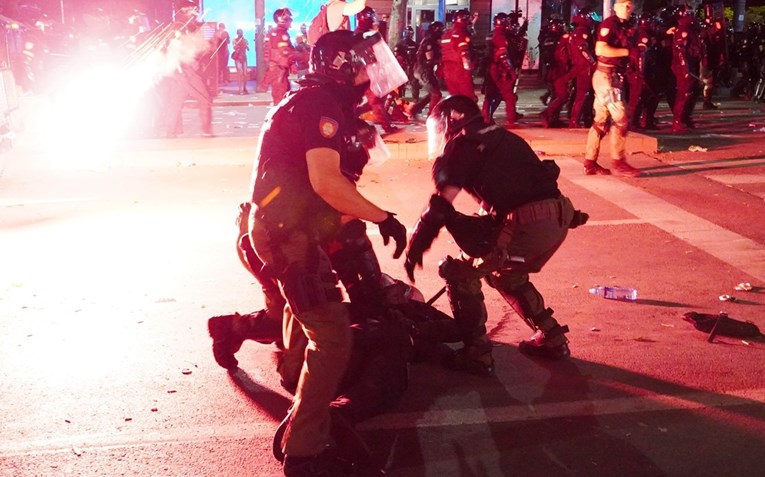 Udruga: Policija je u Beogradu mlatila i novinare