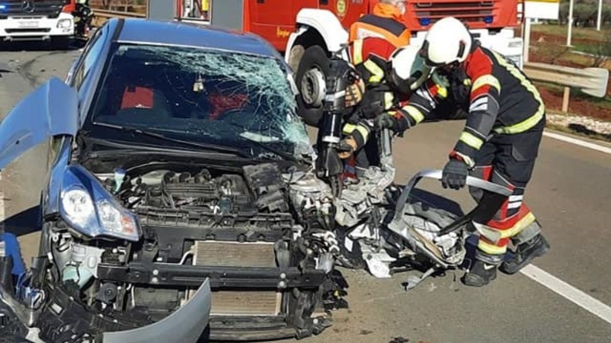 Kod Umaga se sudarili auto i kamion, starija osoba ostala prikliještena u autu