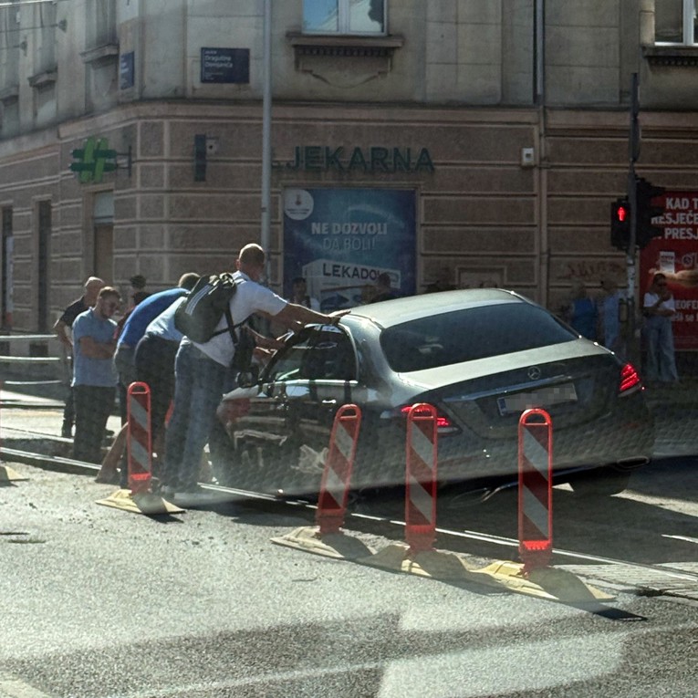 VIDEO Mercedes upao u raskopane tračnice na Kvatriću