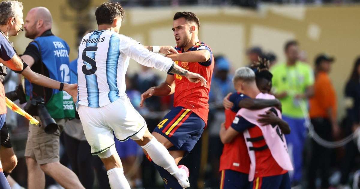 Nova snimka divljanja Argentine. Paredes šuta Garciju, baca ga na pod i hvata za vrat