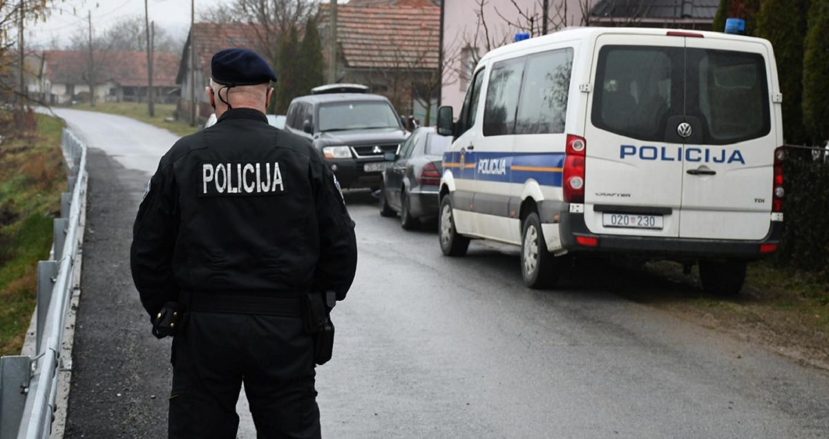 Kod Bjelovara parkirao na nizbrdici, auto krenuo u rikverc i pregazio mu sina (9)