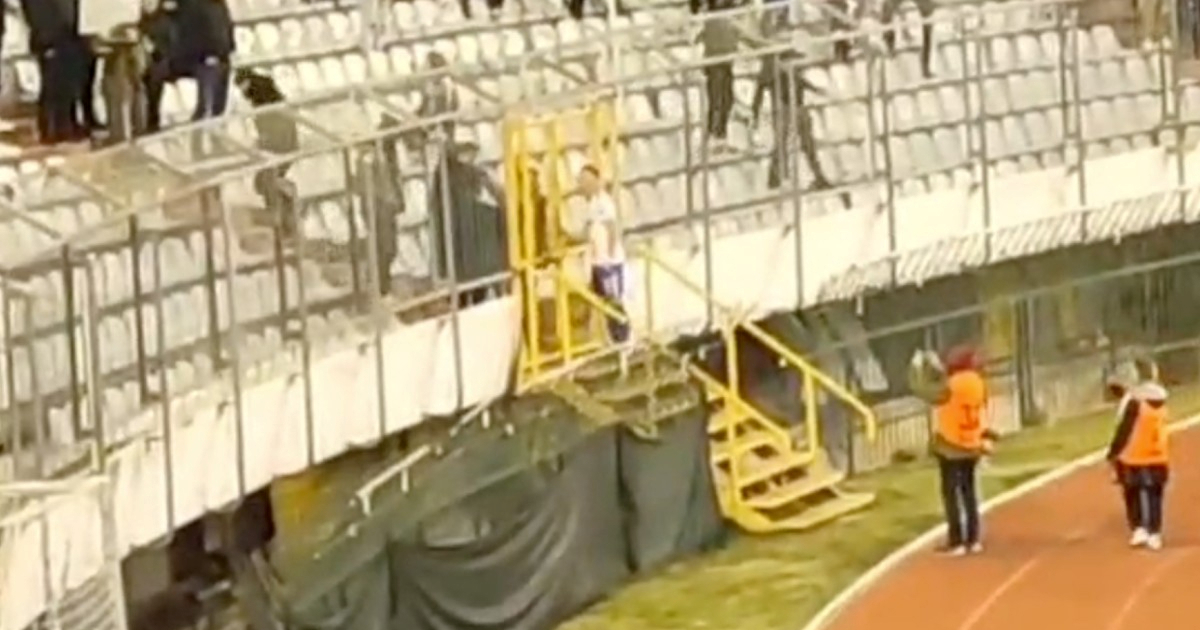 Svi igrači Hajduka otišli su prema svlačionici. Osim jednog, on je otišao na Sjever