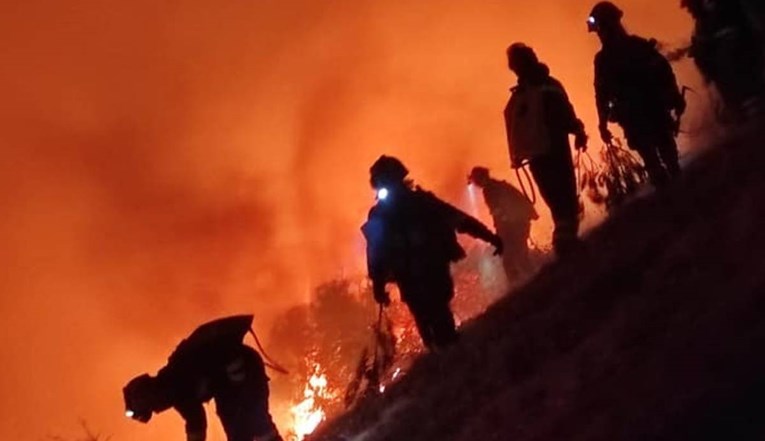 Lokaliziran požar na Braču, ljudi vatrogascima nosili hranu i piće