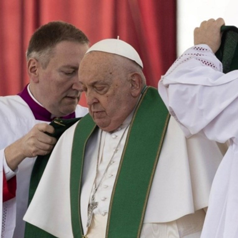 Vatikan: Papa prima i mehaničku ventilaciju, no stabilno je