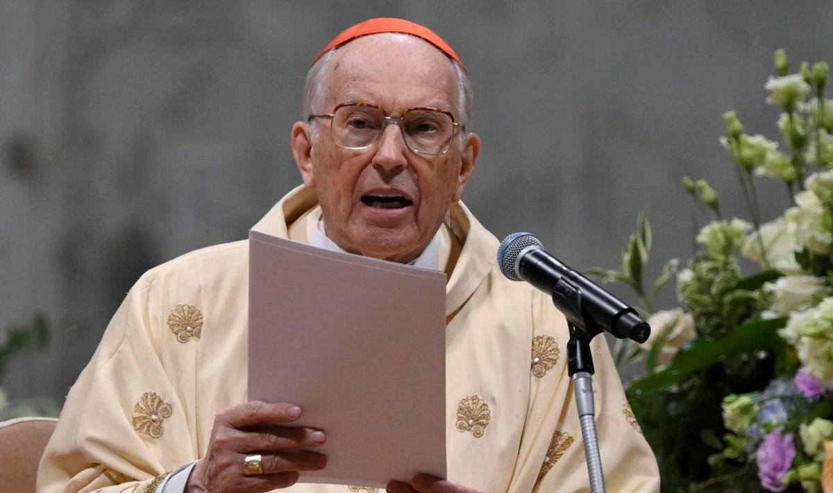 Kardinal Re vodi današnju misu, ali ne može sudjelovati u izboru za novog papu. Zašto